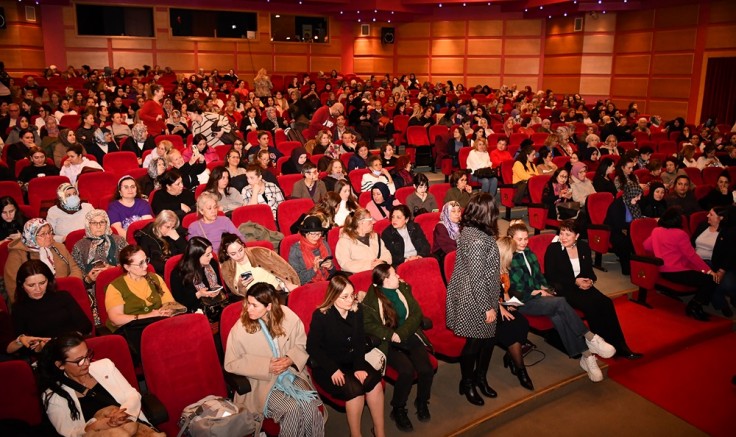 8 Mart'ı tiyatro gösterisiyle kutladılar