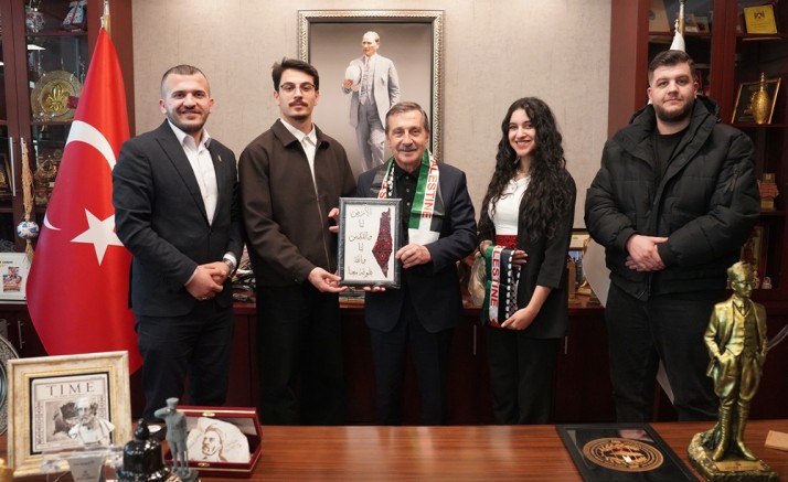 Ahmet Ataç Filistinli öğrencileri kabul etti