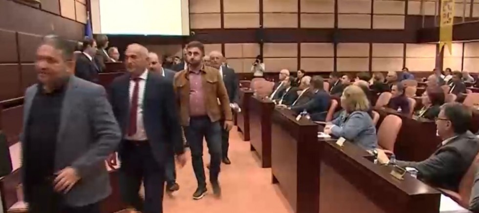 AK Parti Grubu ESKİ Olağanüstü Kurulu toplantısını terk etti