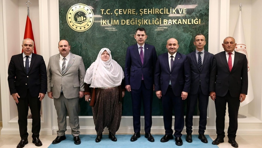 Albayrak, ilçe belediye başkanları ile Bakan Kurum'u ziyaret etti