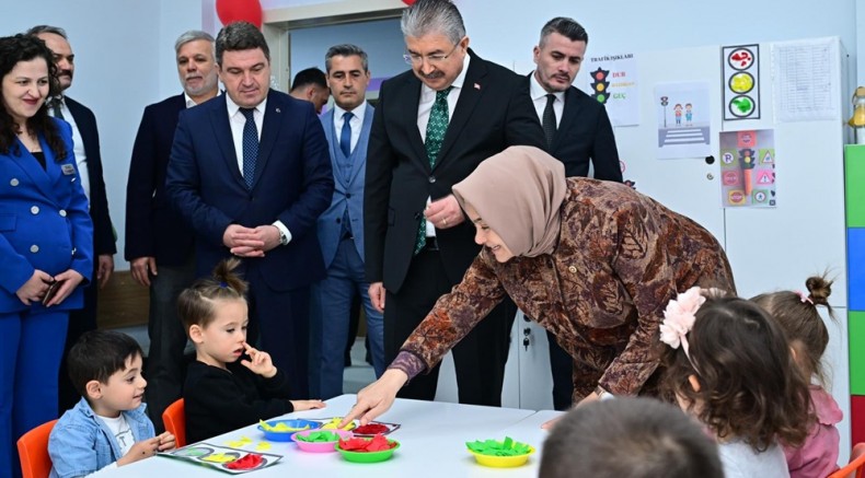 Ayşen Hoca anaokulu açılışı yaptı, gençlerle buluştu