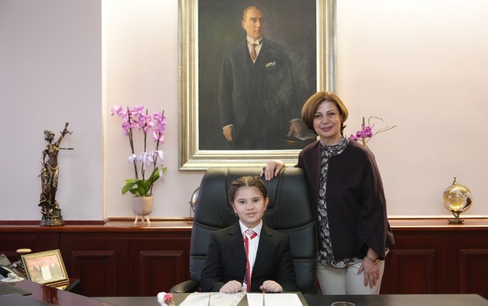 Ayşe Ünlüce başkanlık koltuğunu devretti!