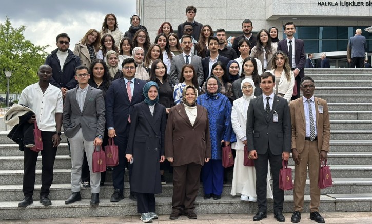 Ayşen Hoca Akademi Anadolu öğrencilerini Gazi Meclis'te ağırladı