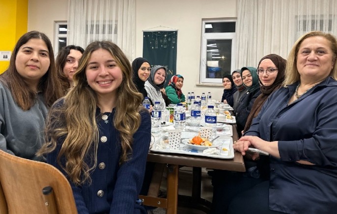 Ayşen Hoca KYK yurdunda kız öğrencilerle sahurda buluştu
