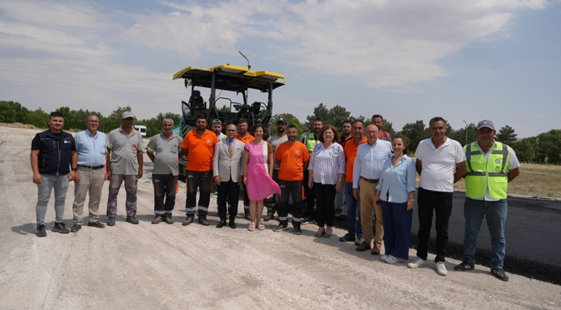 Başkan Ünlüce Çifteler ziyareti sırasında asfalt çalışmalarını da inceledi
