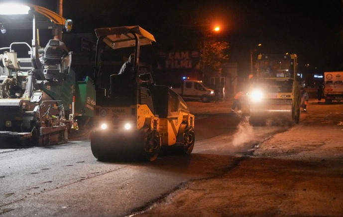 Büyükşehir gece mesaisine Emek Mahallesi'nde devam ediyor