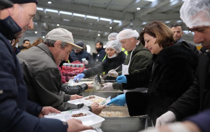 Büyükşehir gönül sofrasını bu sefer Mahmudiye'de kurdu