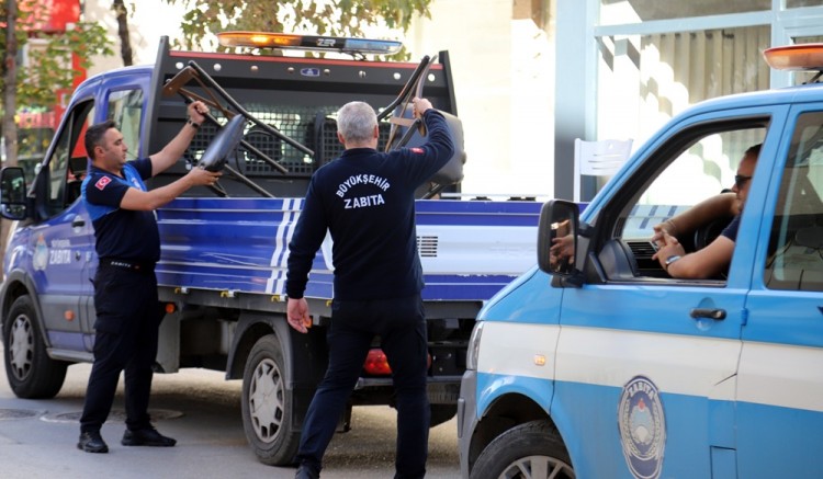 Büyükşehir kaldırımların ve yaya yollarının işgal edilmesine izin verilmiyor