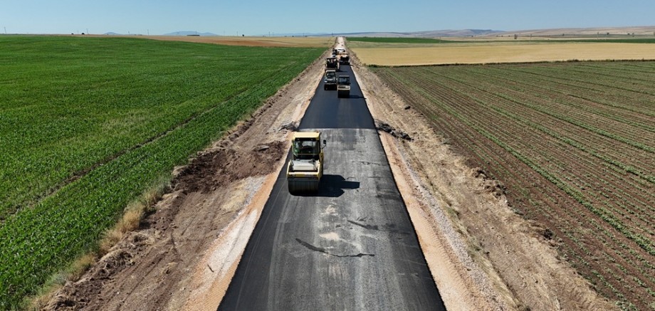 Büyükşehir kırsalda kapsamlı yol yenileme çalışması yapıyor