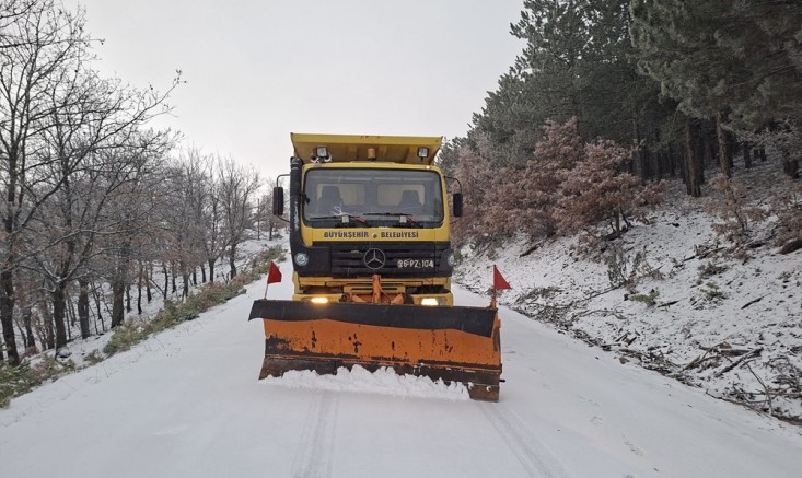 Büyükşehir Mihalıççık'ta karla mücadeleyi sürdürüyor