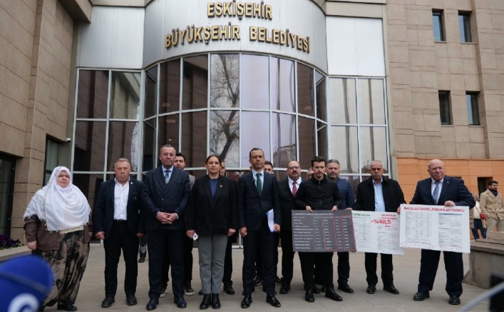 Büyükşehir önünde 