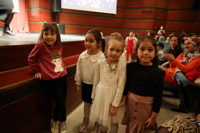 Çocuklar sahnede hünerlerini gösterdi