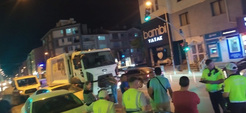 Eskişehir'de belediyenin çöp kamyonunun karıştığı kaza meydana geldi