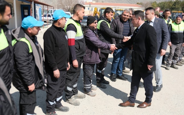 Habil Dökmeci'den belediye personeline bayram sürprizi: Yüzler güldü!