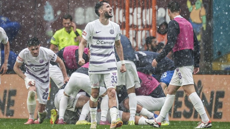 Hakem yardımıyla Eskişehirspor'u eleyen Ayvalıkgücü 2. Lige çıkamadı