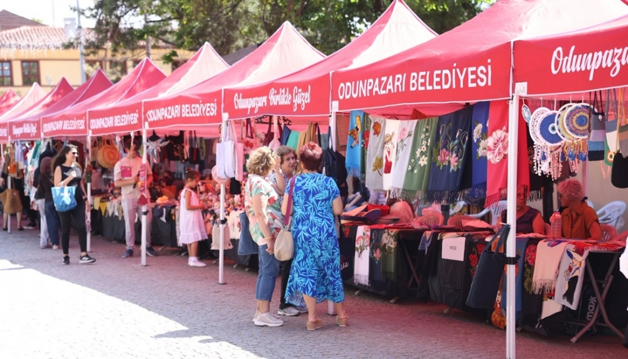 Halk merkezlerinde başlayan dönüşüm, Hicri Sezen Meydanı'nda emeğe ve dayanışmaya dönüştü