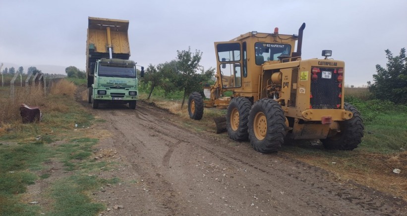 İnönü Belediyesi tarla yollarını yapıyor, merkezde de kapsamlı temizlik!