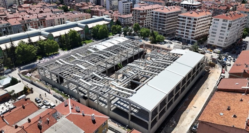 Kapalı pazar yerinde çatı imalat ve elektrik işleri yapılmaya başlandı