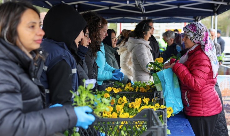 Mezarlık ziyaretçilerine çiçekler Büyükşehir'den