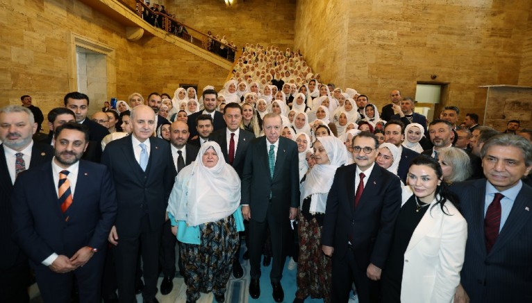 Mihalgazili kadınlar beyaz tülbentleri ve şalvarlarıyla Ankara'ya çıkarma yaptı