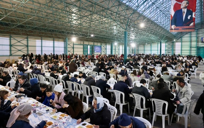 Odunpazarı Belediyesinin iftarına 3 bin vatandaş katıldı