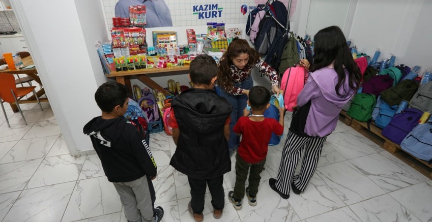 Okul çantaları Halk Market’te dayanışmayla doluyor
