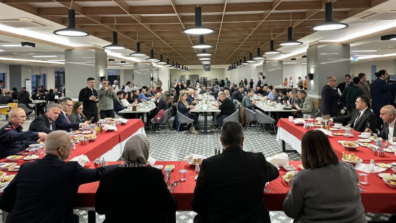 Sağlık çalışanları ile iftar sofrasında buluştular
