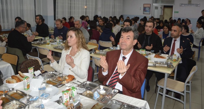 Sivrihisar Eğitim Vakfının iftarında yatılı kız öğrencilerin yüzleri güldü