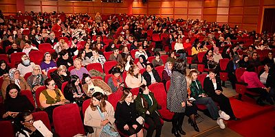 8 Mart'ı tiyatro gösterisiyle kutladılar