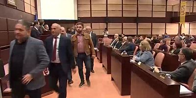 AK Parti Grubu ESKİ Olağanüstü Kurulu toplantısını terk etti
