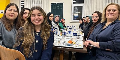 Ayşen Hoca KYK yurdunda kız öğrencilerle sahurda buluştu