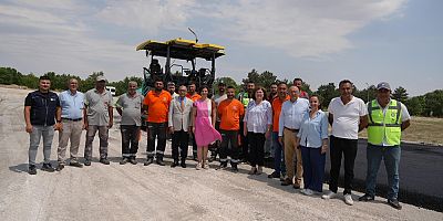 Başkan Ünlüce Çifteler ziyareti sırasında asfalt çalışmalarını da inceledi