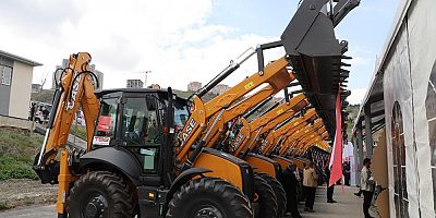 Belediyeler Birliği Tepebaşı'na iş makinası hibe etti