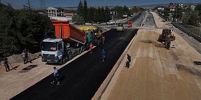 Büyükşehir 100. Yüzyıl Bulvarında asfalt çalışması yaptı