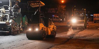 Büyükşehir gece mesaisine Emek Mahallesi'nde devam ediyor