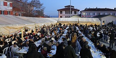 Büyükşehir'in dış ilçelerde kurduğu iftar sofraları yoğun ilgi gördü