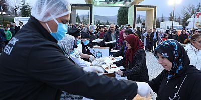 Büyükşehir'in iftar programı Yunusemre'de sona erdi