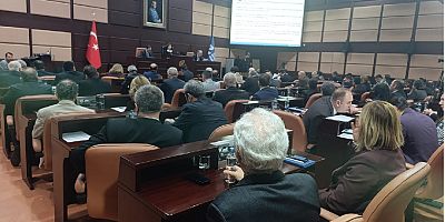 Büyükşehir Meclisi  toplu taşıma zam taleplerinin de olduğu 41 maddeyi komisyonlara havale etti