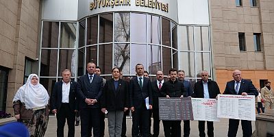 Büyükşehir önünde 