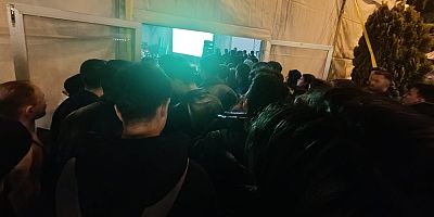 Dev ekranda maça ilgi fazla olunca birçok kişi maçı ayakta izledi