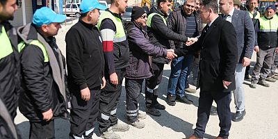 Habil Dökmeci'den belediye personeline bayram sürprizi: Yüzler güldü!