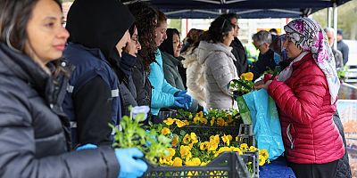 Mezarlık ziyaretçilerine çiçekler Büyükşehir'den