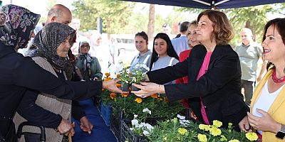 Mezarlık ziyareti yapanlara Başkan Ünlüce'den çiçek sürprizi