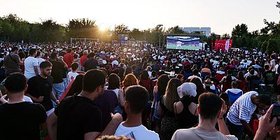 Milli maç heyecanı  Dede Korkut Parkındaki dev ekranda büyüyecek