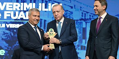 Rektör Adıgüzel “En Verimli Üniversite Binası” ödülünü Cumhurbaşkanı Erdoğan’dan aldı