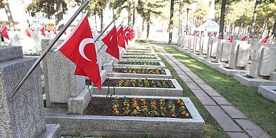 Şehit mezarları çiçeklerle donatıldı