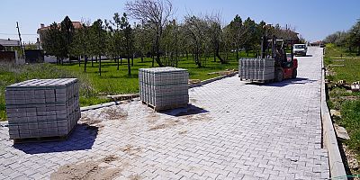 Tepebaşı Aşağısöğütönü'nde yol ve kaldırım çalışması yapıyor