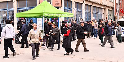 Tepebaşı, Cuma namazından sonra cami önlerinde çorba dağıttı