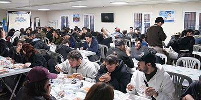 Üniversite öğrencilerine ücretsiz akşam yemeği büyük ilgi gördü