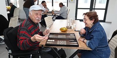 Yaşlı Bakım Merkezinde zarlar neşe için atıldı